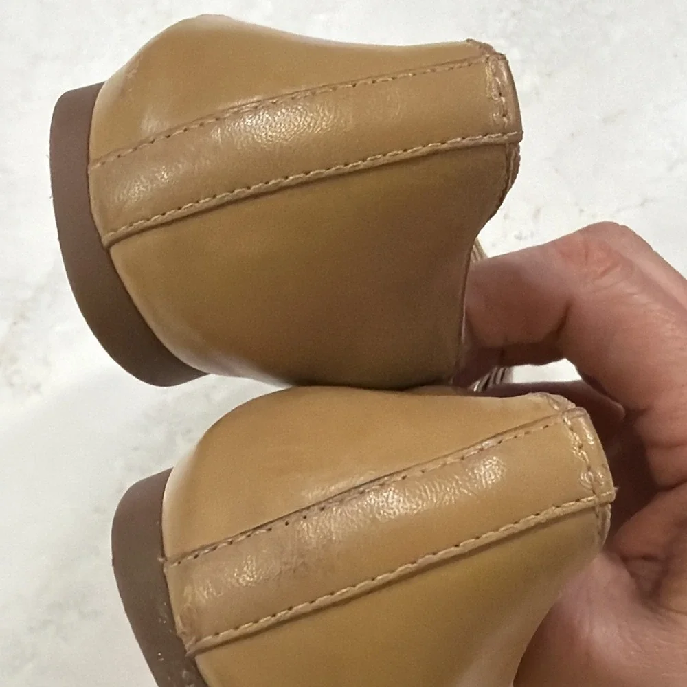 Tory Burch Flats – Tan Leather Size 7